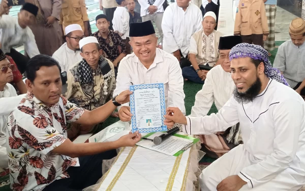 Terharu, Mualaf Ini Diislamkan oleh Syech Ziyaad Patel dari Afrika