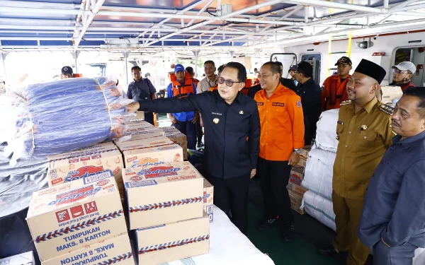 Pj Gubernur Jatim Kirim Bantuan Sembako dan Tenda ke Pulau Bawean