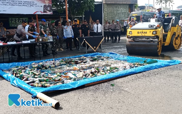 Thumbnail Polres Batu Musnahkan Ratusan Miras dan Narkoba Hasil Operasi Pekat