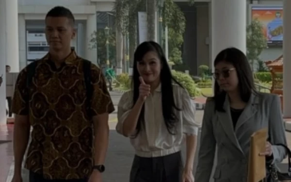 Thumbnail Tiba di Kejagung, Sandra Dewi Meminta Doa Agar Semuanya Lancar