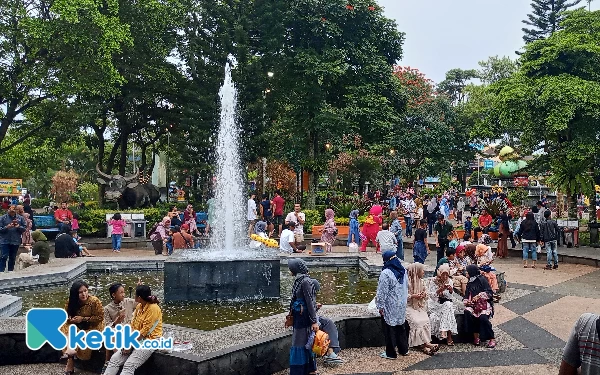 Thumbnail H+7 lebaran, Alun-Alun Kota Batu Masih Dipadati Wisatawan