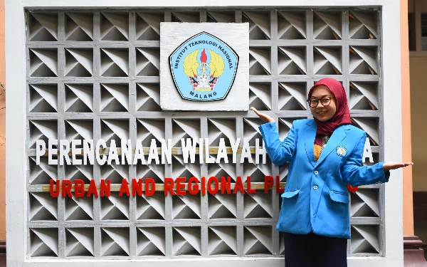 Thumbnail Hobi Nyanyi Tak Surutkan Prestasi Clarinta Ega Hingga Jadi Lulusan Terbaik ITN