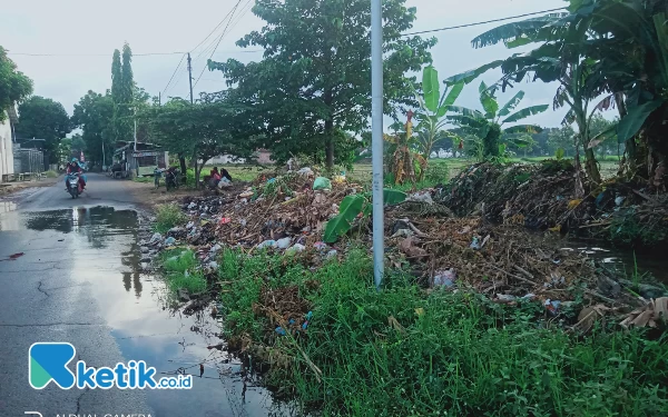 Pemandangan Jorok di Desa Ketah Kabupaten Situbondo, Sampah Dibiarkan Menumpuk