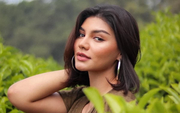 Thumbnail Cerita Jihane Almira, Puteri Indonesia Pariwisata 2020 Nikmati Puncak Gunung Tambora