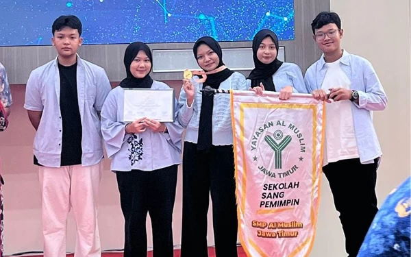 Thumbnail Bikin Enhancing DOC, Lima Siswa SMP Al Muslim Raih Medali Emas di IIIEX 2024
