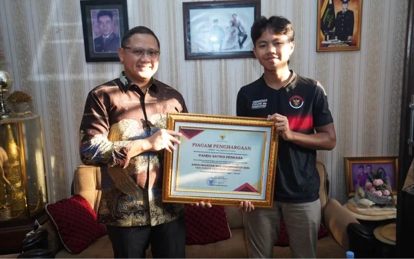 Thumbnail Pj Wali Kota Batu Beri Penghargaan Pandu, Peraih Medali Emas Balap Sepeda Tingkat Asia