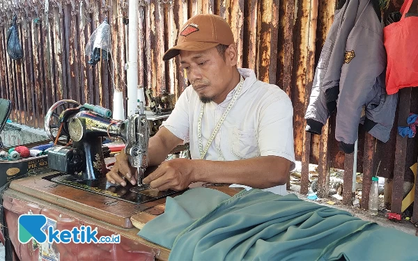 Kisah Tukang Permak Jeans, Merajut Asa dari Setiap Helai Benang
