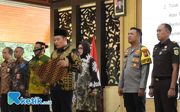 Thumbnail Pemkab Sidoarjo Deklarasi Antikorupsi; Kepala Kejaksaan Ingatkan Acara Seremonial Belum Cukup