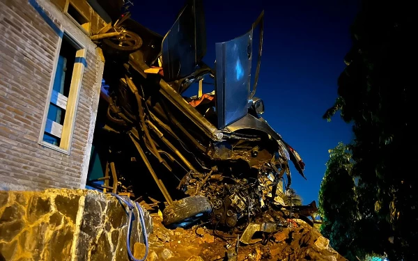 Perempuan Tewas Usai Mobil yang Dikendarai Tabrak Rumah di Kota Batu