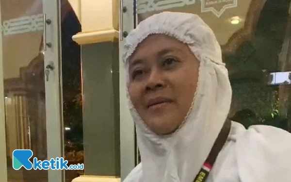 Thumbnail Sisihkan Uang Rp5 Ribu Perhari, Penjual Kerupuk Probolinggo Naik Haji