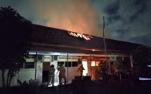 Thumbnail Korsleting Listrik, 1 Rumah dan Atap Sekolah di Jalan Juwingan Surabaya Terbakar