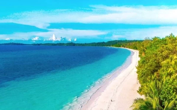 Melihat Keindahan Pantai Ngurbloat dengan Pasir Terhalus di Dunia