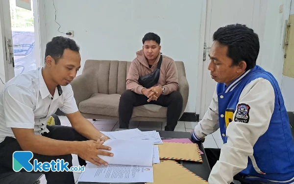 Thumbnail Temukan Kejanggalan Perekrutan Badan Adhoc, Warga Tanggul Laporkan KPU Jember ke Bawaslu