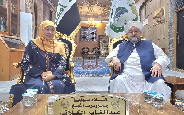 Thumbnail Ziarah ke Makam Imam Besar Tasawuf di Baghdad, Khofifah Dapat Hadiah Selendang Kiswah