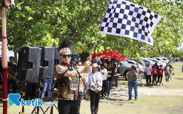 Thumbnail Parade Budaya Meriahkan HUT Kaimana ke-21, Freddy Thie: Keberagaman dan Keharmonisan yang Memukau