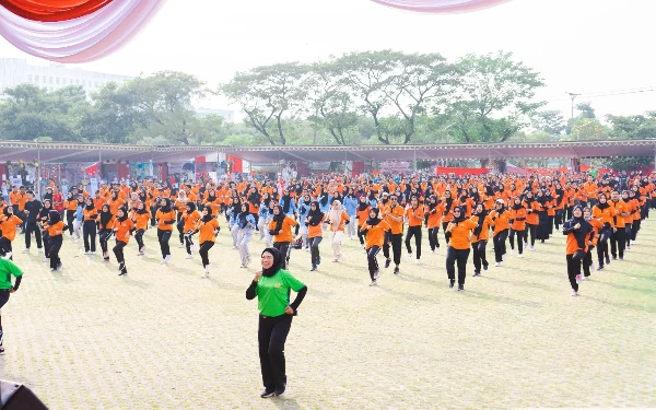 Thumbnail Kampanyekan Gaya Hidup Sehat, Unesa Ajak 2 Ribu Guru Senam Bersama