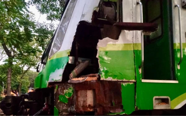 Thumbnail KA Commuter Sindro Tertabrak Truk, Ini Daftar Kereta yang Alami Keterlambatan