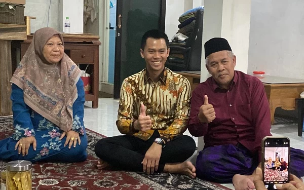 Thumbnail Maju Pilkada Kota Batu, Firhando Minta Doa KH Marzuki Mustamar