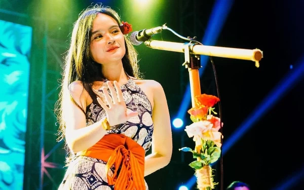 Thumbnail Vokalis Fanny Soegi Meriahkan Konser 'Sléndhang Biru Tak Pernah Usai' di Pacitan