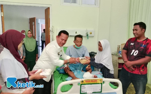 Peringati Idul Adha, Direktur RSUD Dolopo Madiun Bagi Daging Kurban ke Pasien