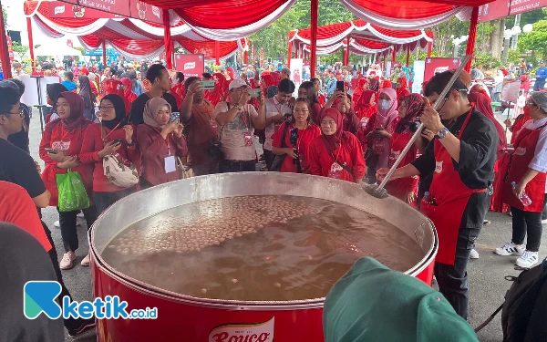 Thumbnail Masyarakat Surabaya Membludak, Pemkot dan Royco Bagikan 1.500 Porsi Bakso Gratis