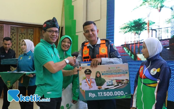 Thumbnail Bupati Bandung Berikan Bonus Rp 1,3 Miliar untuk Penggiat Berprestasi di Fornas VII