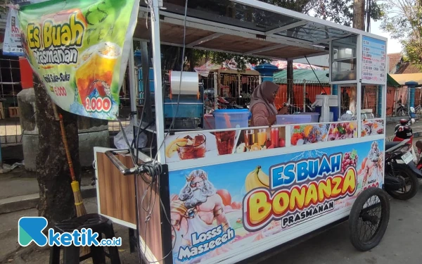 Thumbnail Es Buah di Pacitan Pakai Gambar 'Dewa Petir', Beri Nuansa Judi Online