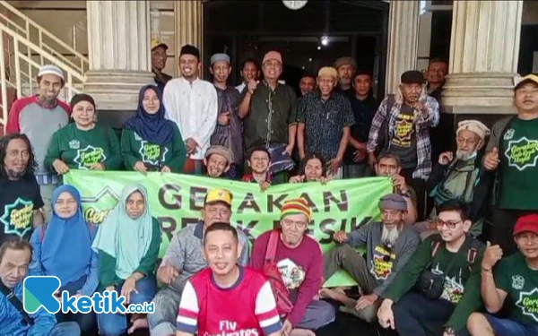 Thumbnail Gerakan 30 Relawan, GRRM Gandeng Ketik Media Bersihkan Masjid Al Hikmah Rangkah Surabaya