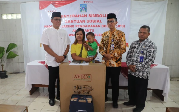 Thumbnail Pertama kalinya, Wabup Sleman Serahkan Bansos Alat Bantu Kesehatan di Rumah Dinas