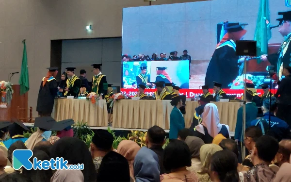 Thumbnail Gelar Wisuda Semester Gasal, UHW Perbanas Dampingi Lulusan Bersaing di Dunia Kerja