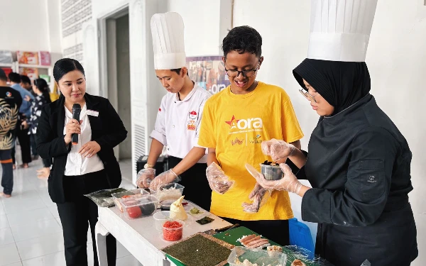 Thumbnail Peringati HAN, Mercure Surabaya Grand Mirama Ajak Yayasan Aora Masak Makanan Khas Jepang