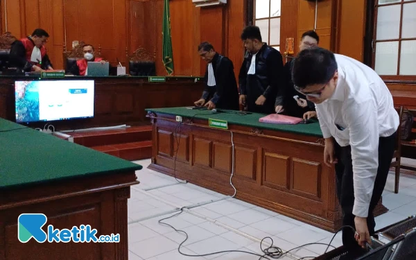 Thumbnail Buntut Bebaskan Ronald Tannur, Akun PN Surabaya Digeruduk Netizen Hingga Nikita Mirzani Berkomentar