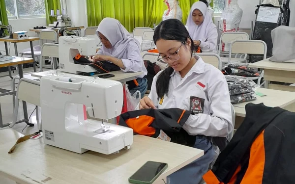 Bermimpi Jadi Fashion Desainer, Begini Cerita Eva dan Zalfa Ikut SMA Dual Track Kaltim