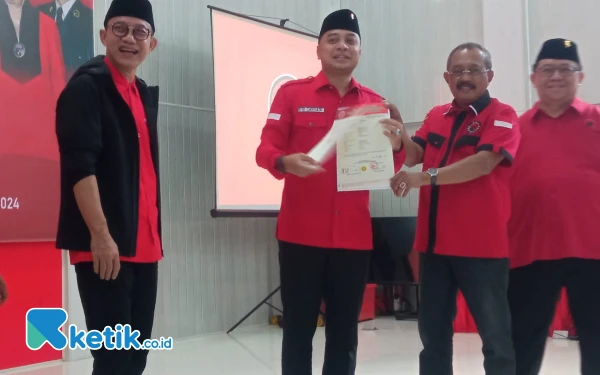 Thumbnail Resmi Kantongi Rekomendasi dari PDIP, Eri-Armuji Akan Fokus ke Program Pro Rakyat
