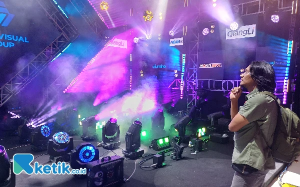 Thumbnail Gemerlap Lampu Sorot Hiasi Surabaya Music Expo 2024 di Grand City