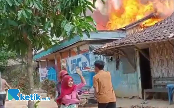 Thumbnail Video Viral Kebakaran Rumah di Desa Blu'uran Sampang, Pemilik Menangis Histeris