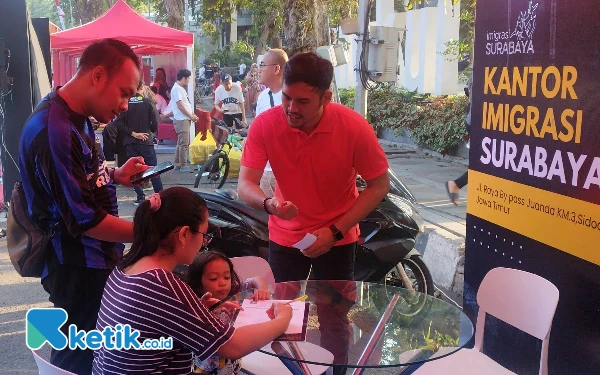 Thumbnail Bagikan Voucher E-Paspor Gratis, Warga Surabaya Geruduk Boot Kemenkumham Jatim di CFD