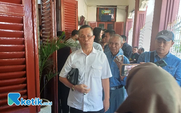 Thumbnail Terbukti Gunakan Ijazah S2 Palsu, Mantan Ketua Partai Nasdem Surabaya Divonis Hukuman Percobaan