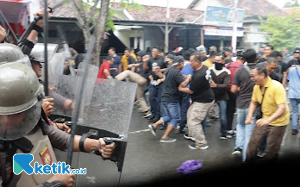 Thumbnail Ada Kerusuhan Gegara Pendukung Bupati di Pacitan, Ternyata Polres Lagi Lakukan Ini