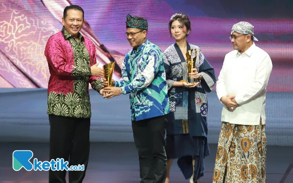 Thumbnail Kolaborasi dengan Pemerintah Australia, Bupati Bandung Diganjar Penghargaan Kerjasama Strategis Internasional