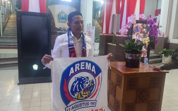 Thumbnail Usai Sertijab di Grahadi, Wahyu Hidayat Hadiri Perayaan HUT ke-37 Arema