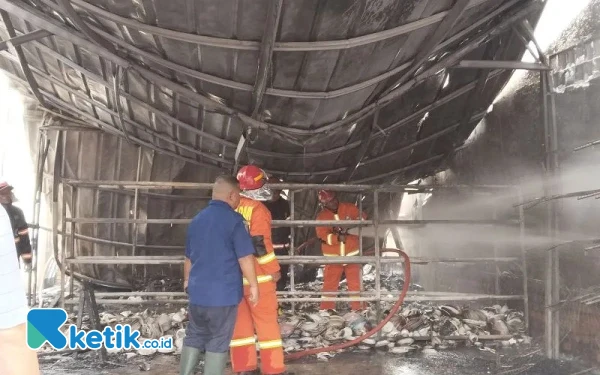 Thumbnail Ruko Sandal di Palembang Terbakar, 7 Unit Damkar Dikerahkan