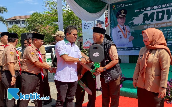 Thumbnail Ringankan Beban Masyarakat, Bupati Bandung Serahkan 10 Mobil Layanan Kelurahan