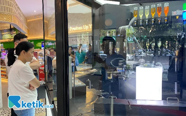 Thumbnail Ada Robot Barista di FamilyMart Tunjungan Surabaya, Bikin Makin Betah Nongkrong di Tengah Kota
