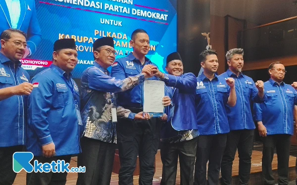 Thumbnail Rekom Demokrat Lengkapi Syarat KH Kholilurrahman-Sukriyanto untuk Maju di Pilkada Pamekasan