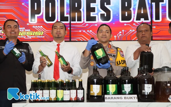 Thumbnail Beroperasi Sejak 2017, Pabrik Minuman Beralkohol Ilegal di Kota Batu Digerebek Polisi