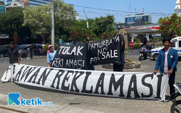 Thumbnail Pelantikan Anggota DPRD Kota Surabaya Diwarnai Aksi Tolak Reklamasi