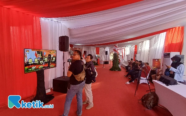 Thumbnail Hari Pertama Pendaftaran Pilgub Jatim Sepi, Khofifah-Emil Dipastikan ke KPU Hari Ini