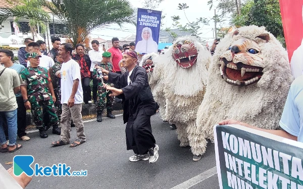 Mengenal Rontek Singo, Kesenian Khas Bondowoso yang Iringi Pendaftaran Khofifah-Emil ke KPU Jatim