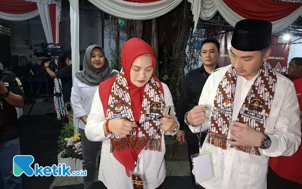 Thumbnail Diusung PDIP dan PPP, Inda Raya-Aldi Mendaftar di KPU Kota Madiun